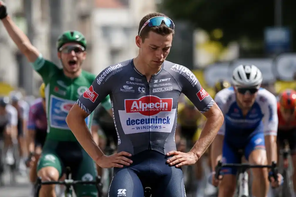 Jasper Philipsen gedegradeerd in etappe 11 Tour de France, zakt naar 119e plaats