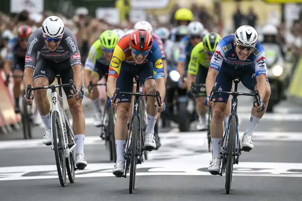 Milan Fretin sprint naar beste Tour-resultaat in etappe Nevers