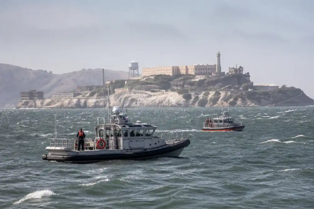 Zoektocht naar 3 vermisten na kapseizen boot bij Alcatraz wordt gestaakt