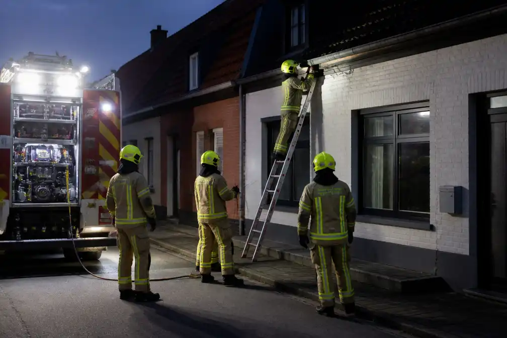Brandweer rukt uit voor knetterende kabels aan gevel in Kortrijk-Harelbeke