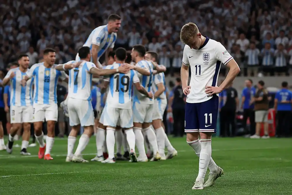 Argentinië verslaat Engeland met twee late goals en bereikt WK-finale