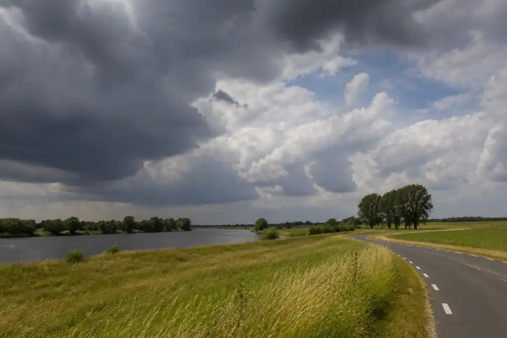 Warm op 16 juli met bewolking en lokale buien, koele nacht op komst