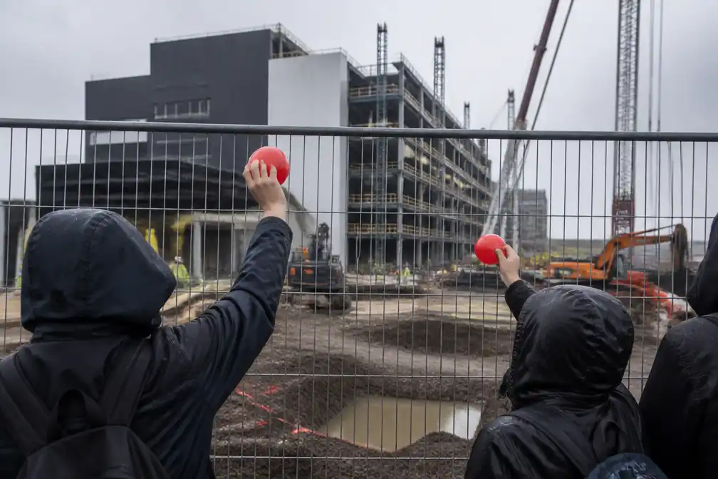 Extinction Rebellion gooit chemische ballonnen naar bouwplaats datacenter Microsoft in Amsterdam