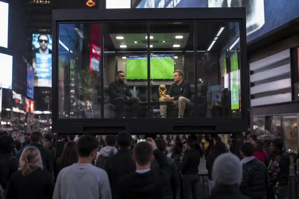 Influencers krijgen 50.000 dollar om alle 104 WK-wedstrijden te kijken in glazen cabine Times Square