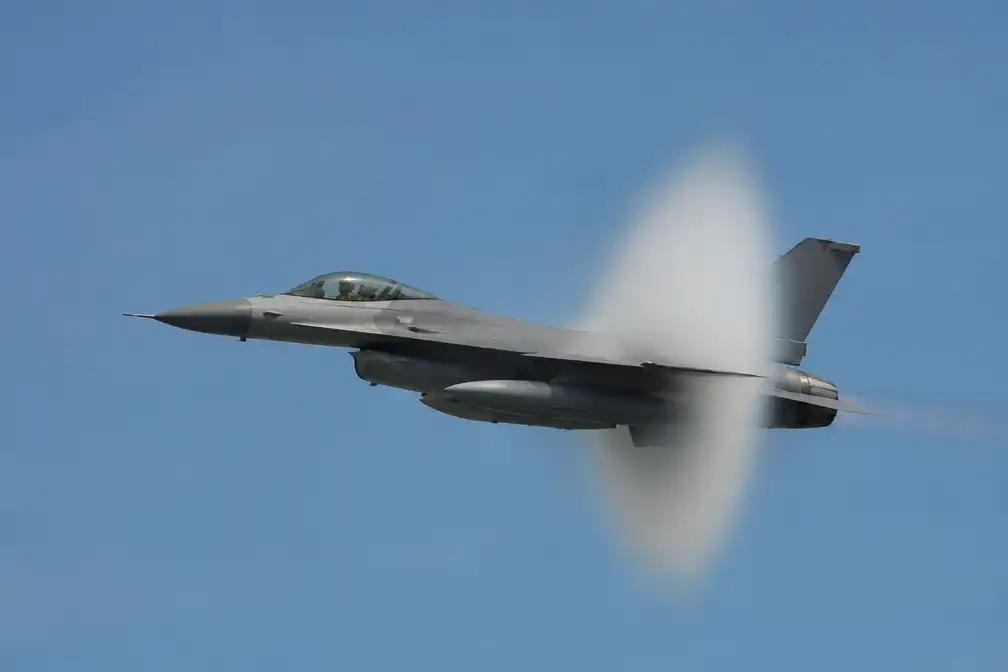 Amerikaanse F-16 veroorzaakt luide knal in Limburg