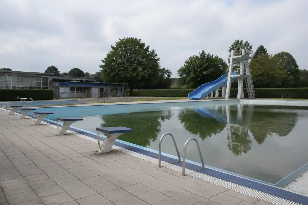 Bouw nieuw binnenzwembad Wetteren negen maanden vertraagd, openluchtbad dicht