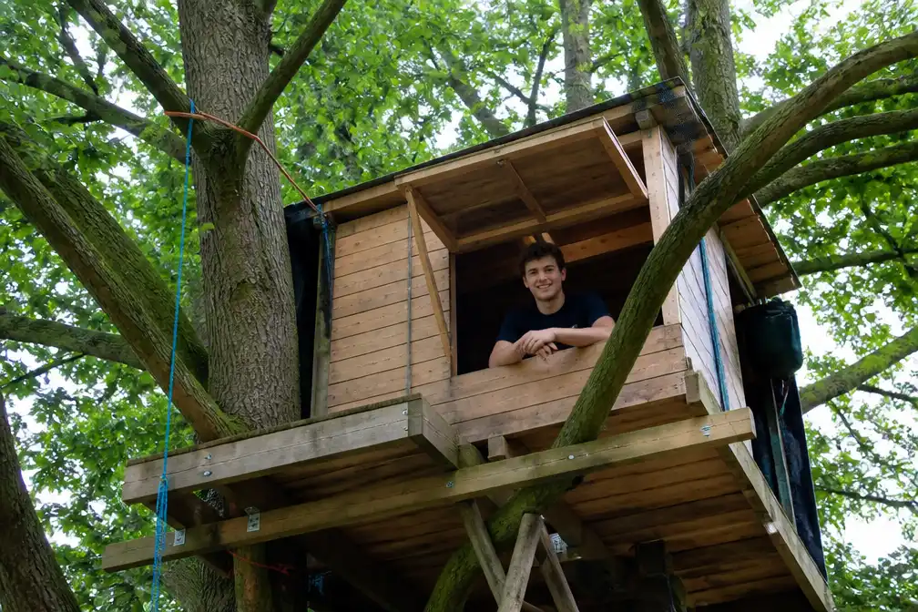 Nick (22) woont week in boomhut voor promotie jeugdfestival Wezemaal