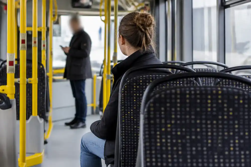 Man uit Lubbeek krijgt 4 jaar cel met uitstel voor zedenfeiten op bussen