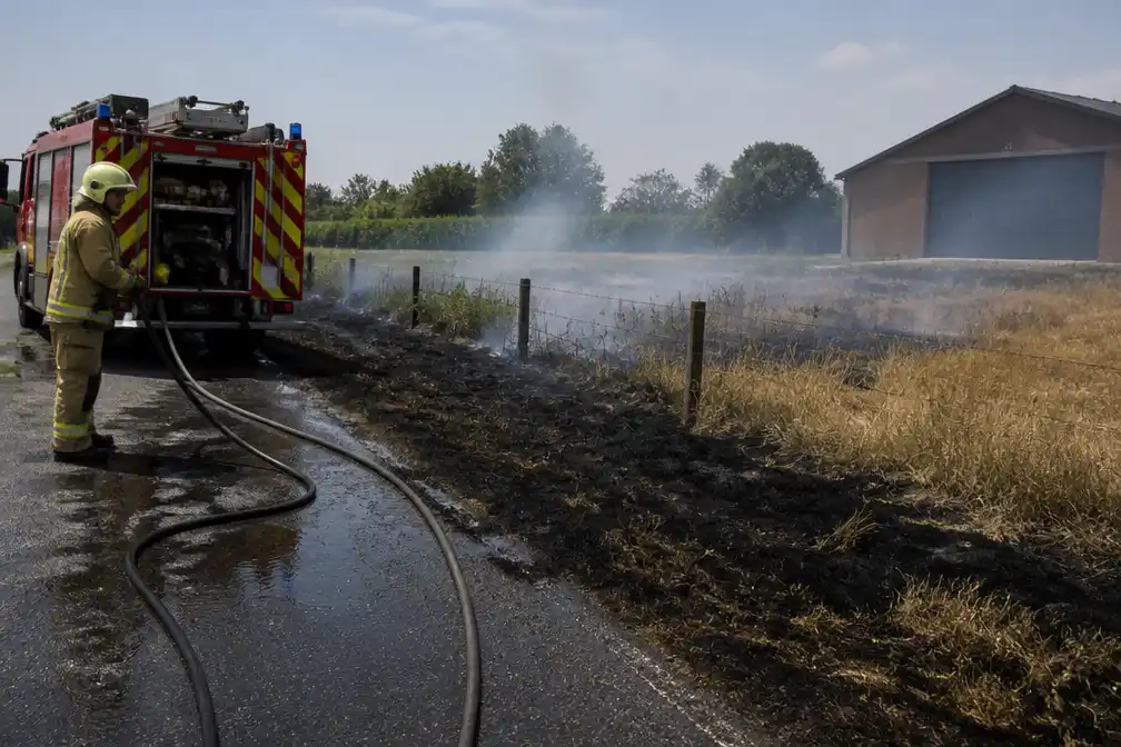 Grasbrand in Esen (Diksmuide) breidt razendsnel uit, garage gered