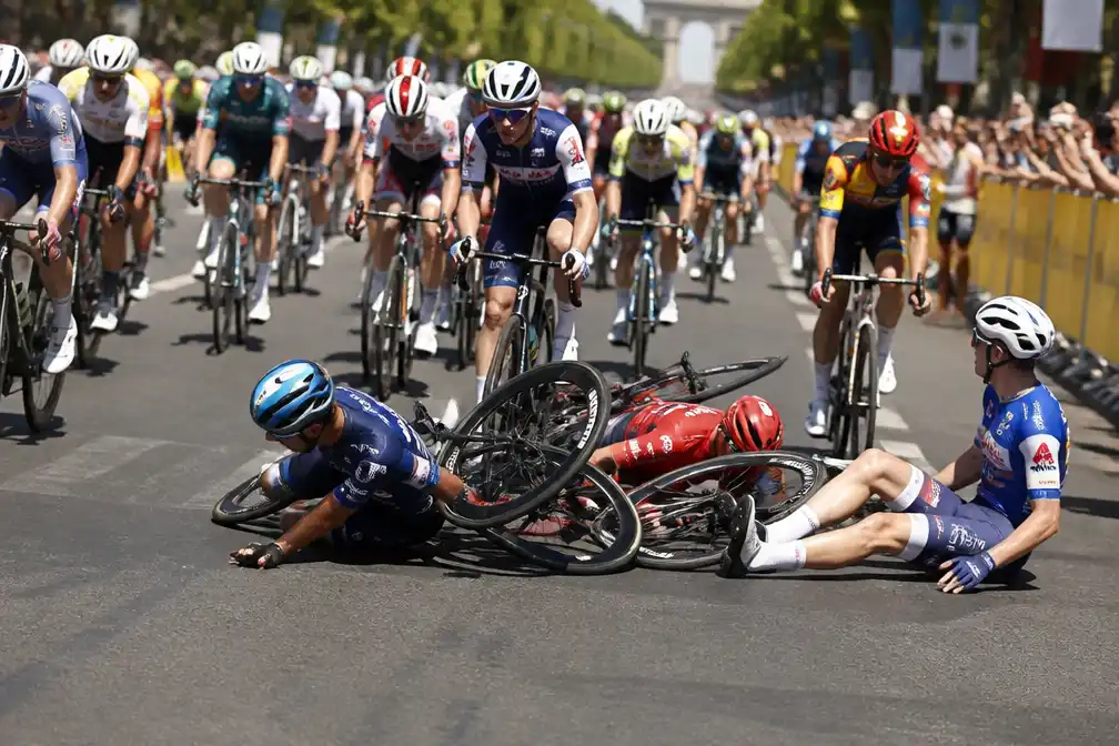Eerste grote val in Tour de France, maar renners prijzen gentlemen's agreement voor veiliger koers