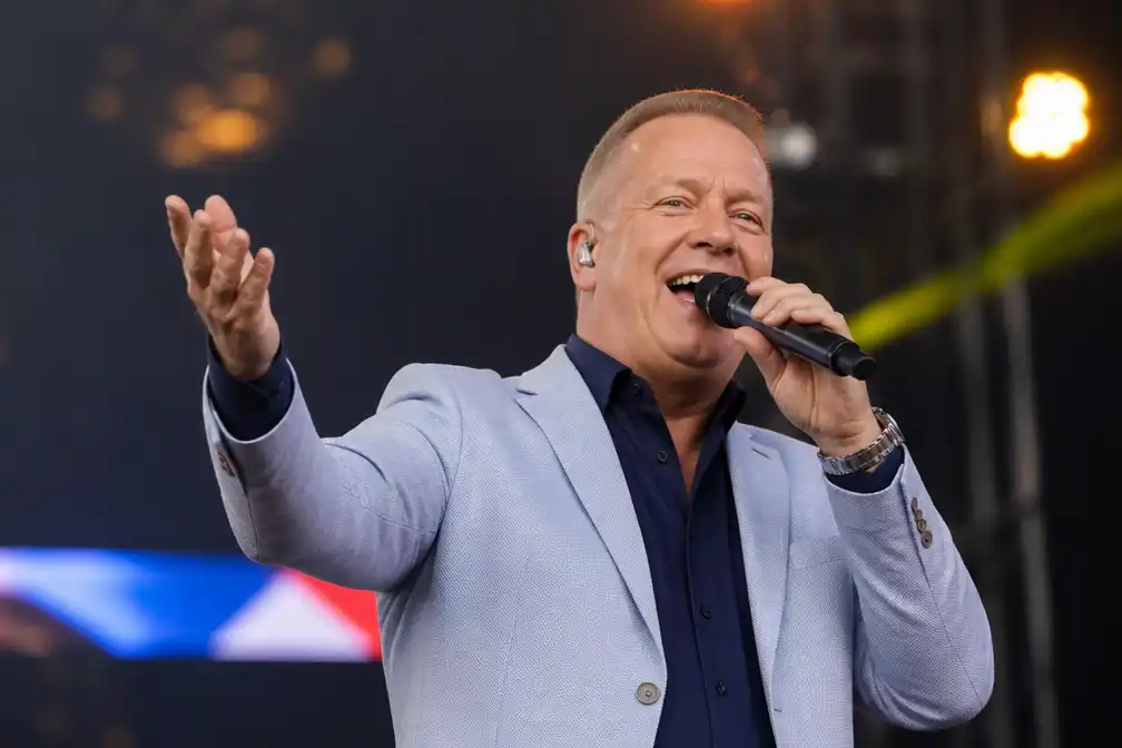 Jannes staat op hoofdpodium Zwarte Cross en verkoopt Ahoy uit