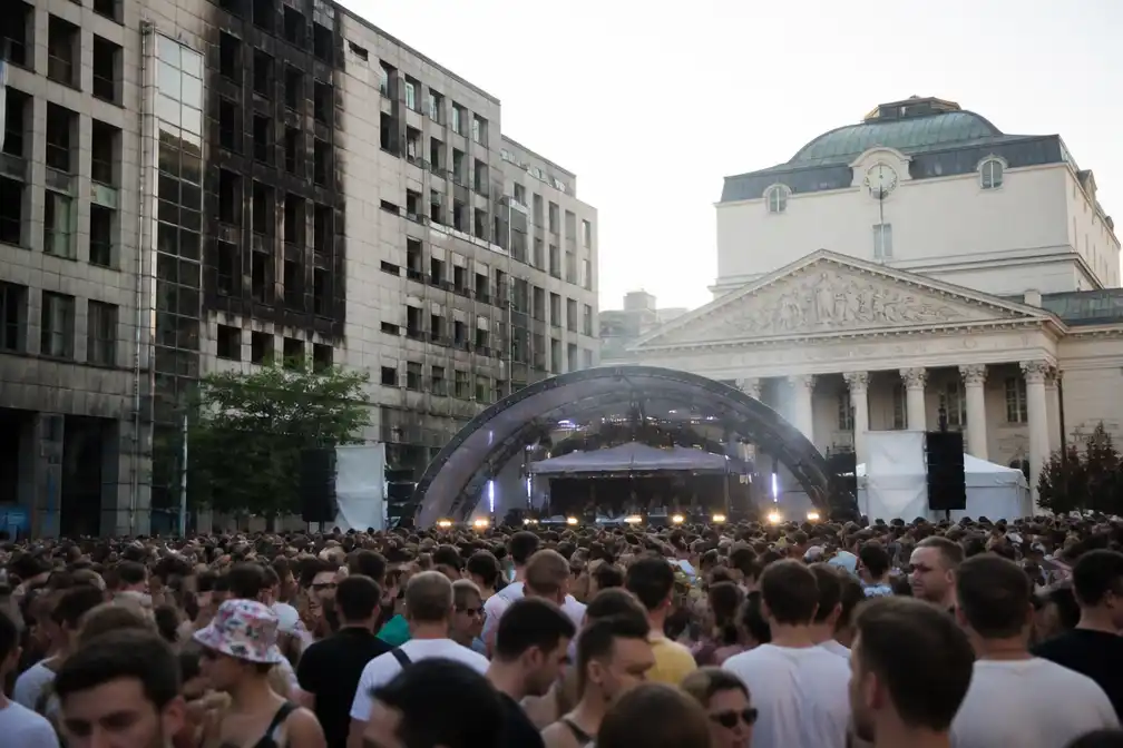 Tomorrowland-dj-set nabij brandhaard Brussel krijgt kritiek wegens respectloosheid