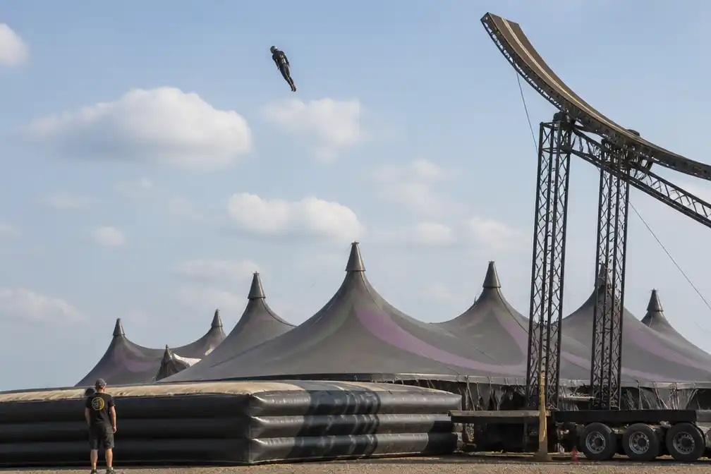 Stuntman naar ziekenhuis na mislukte katapultsprong van 75 meter op Zwarte Cross