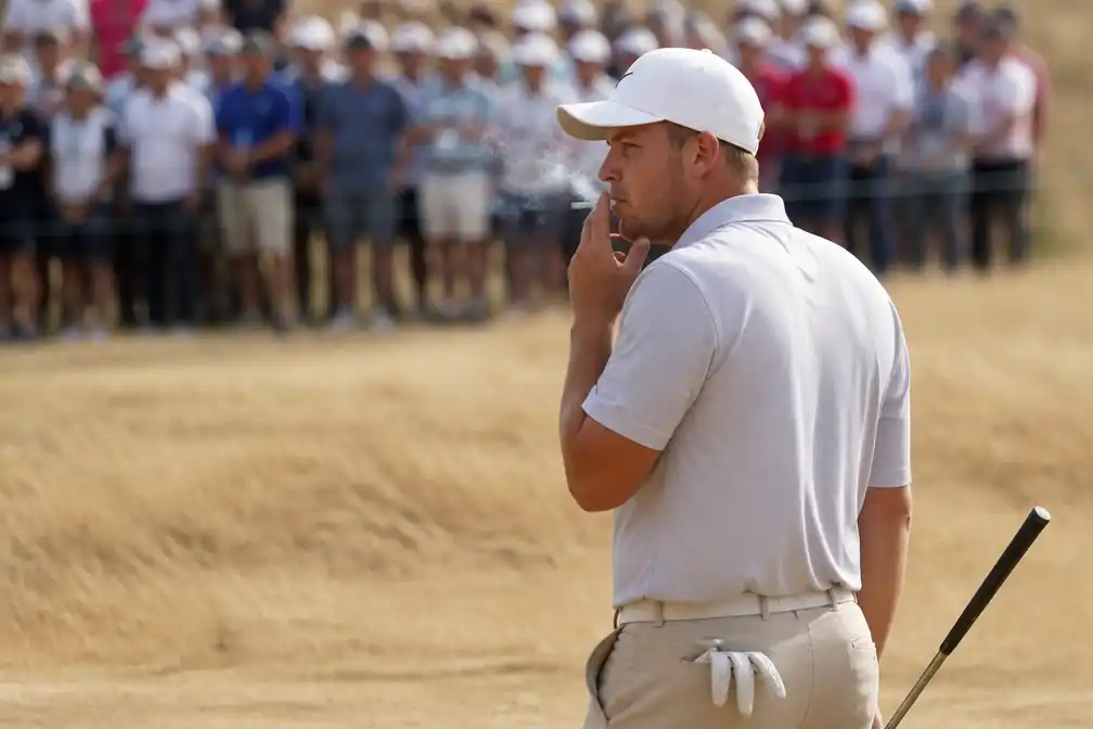 Dan Brown staat aan kop na sterke start op Open, rookgewoonte leidt tot brandwaarschuwingen op Royal Birkdale