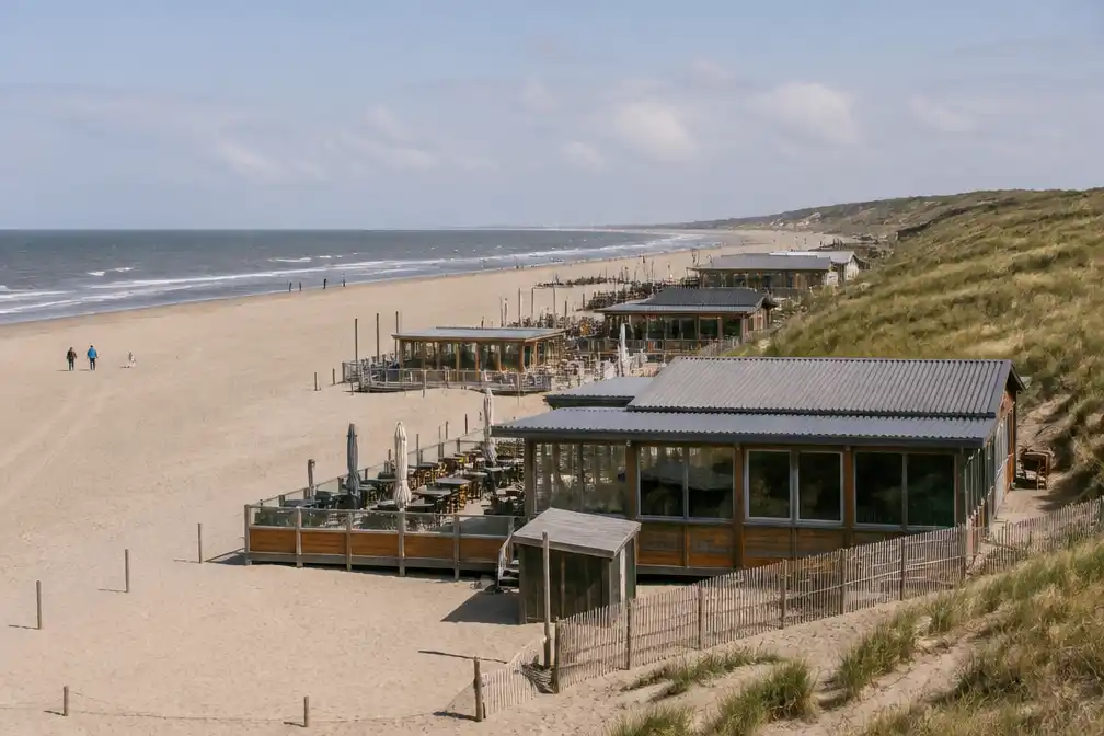 Vier strandpaviljoens op het zuidstrand van Zandvoort te koop voor 3,5 miljoen euro