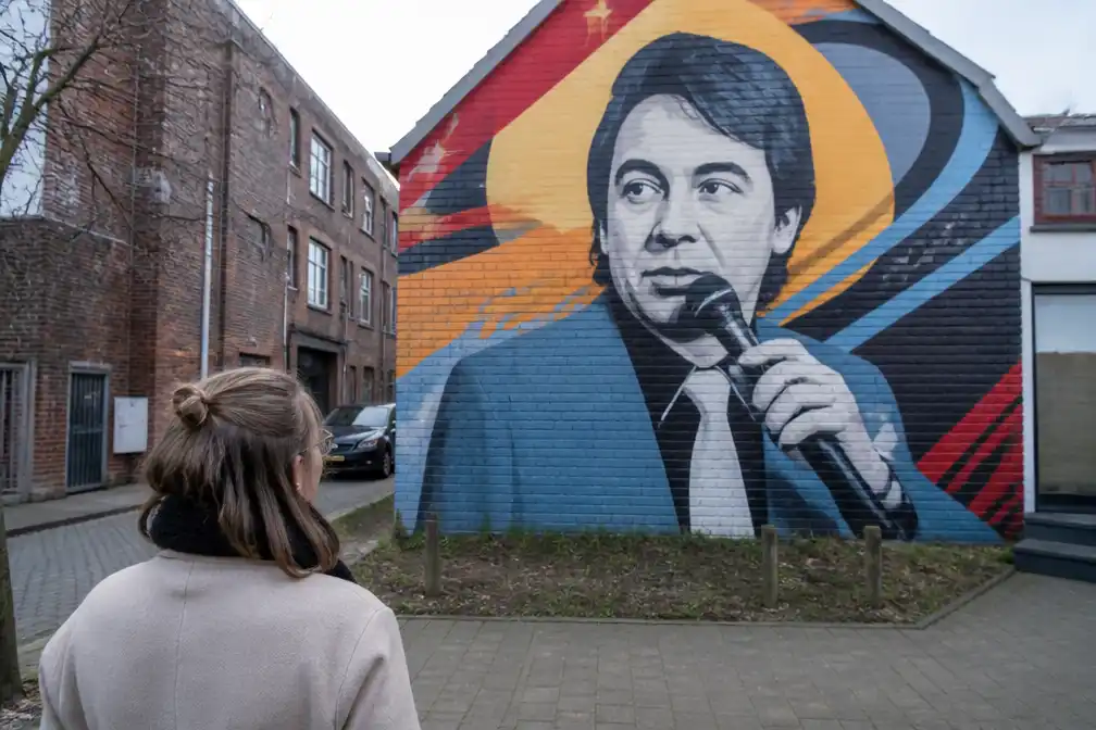 Kortrijk eert volkszanger Johny Turbo met streetartwandeling