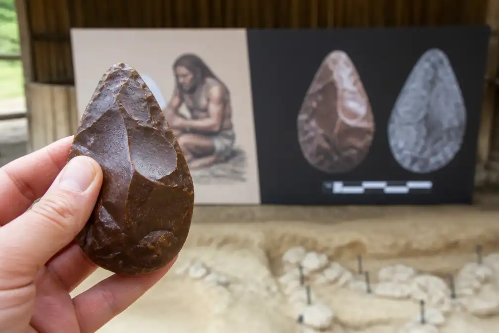Lanaken stelt chocolade replica van 500.000 jaar oude vuistbijl voor