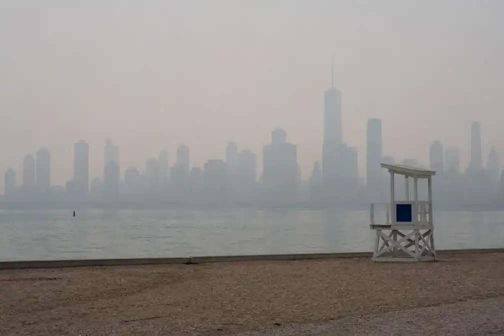 Rook Canadese bosbranden hult New York in grijze waas, stranden Chicago gesloten