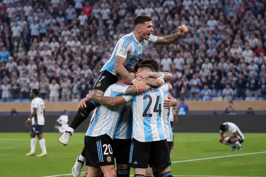 Argentinië met late goals naar WK-finale, Spanje gewaarschuwd