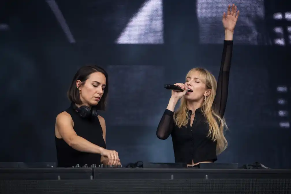 Amelie Lens verrast Dour Festival met gastoptreden van Angèle, nieuwe single 'run'