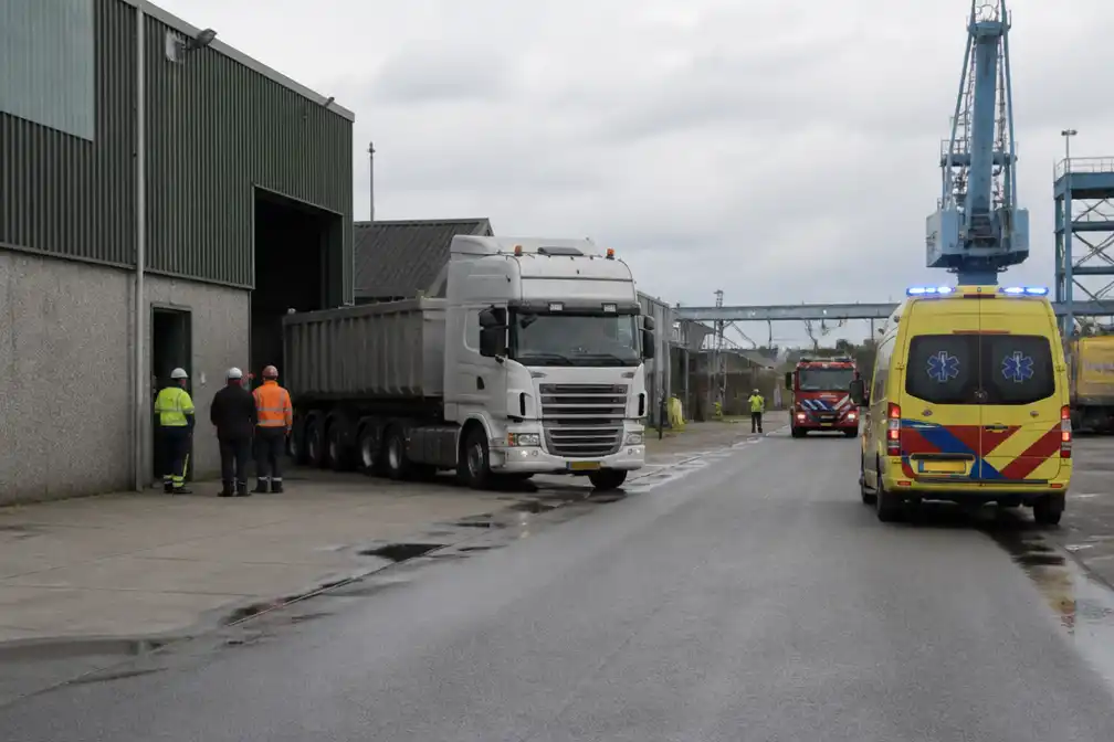 Vrachtwagenchauffeur omgekomen bij laadongeval in Schiedam