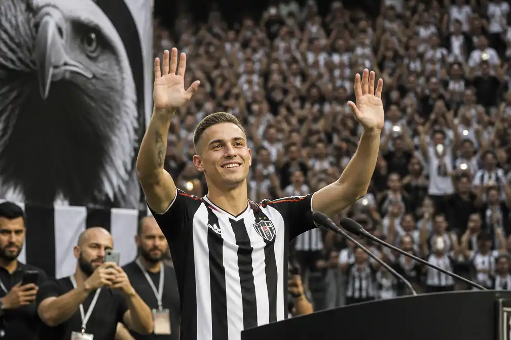 Besiktas-fans scanderen naam Mohamed Salah tijdens presentatie Leandro Trossard