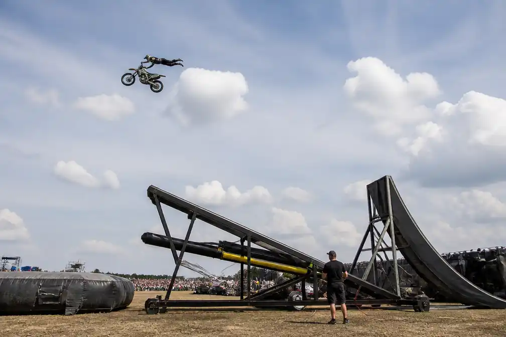 Katapultsprong Zwarte Cross vrijdagavond gaat door met andere stuntman