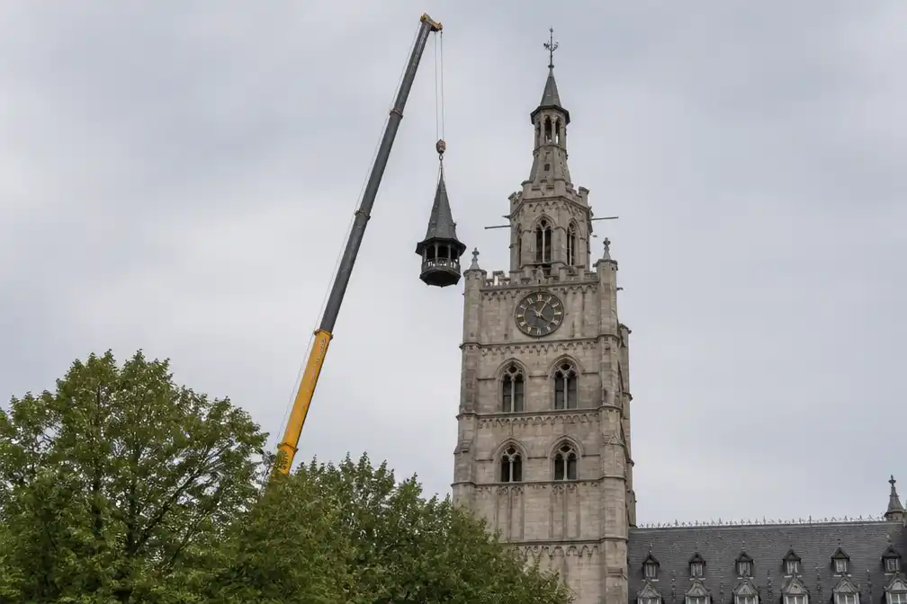 Dakruiter van Aalsters Belfort tijdelijk verwijderd voor restauratie