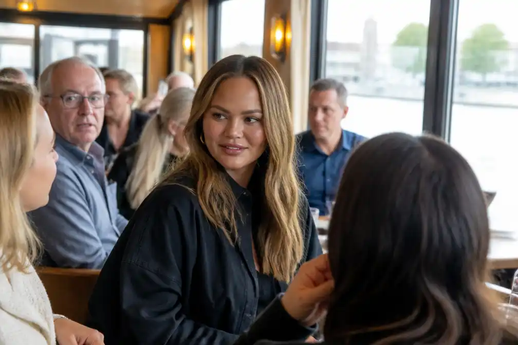 Chrissy Teigen verrast met bezoek aan Pannenkoekenboot in Rotterdam