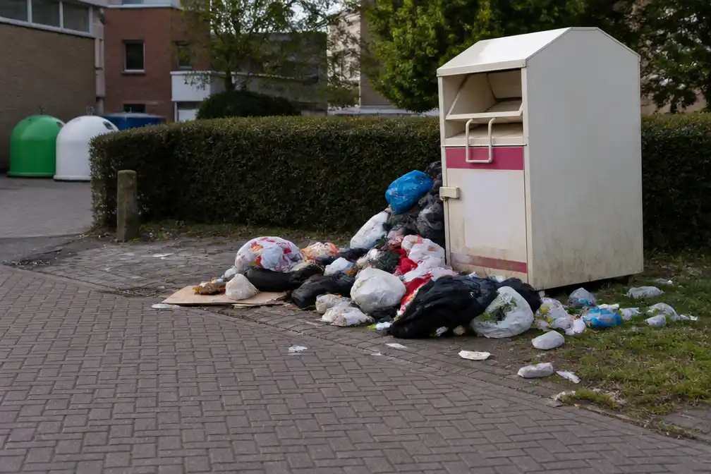 Halle haalt vijf textielcontainers weg en voegt nieuwe inzamelpunten toe tegen sluikstort