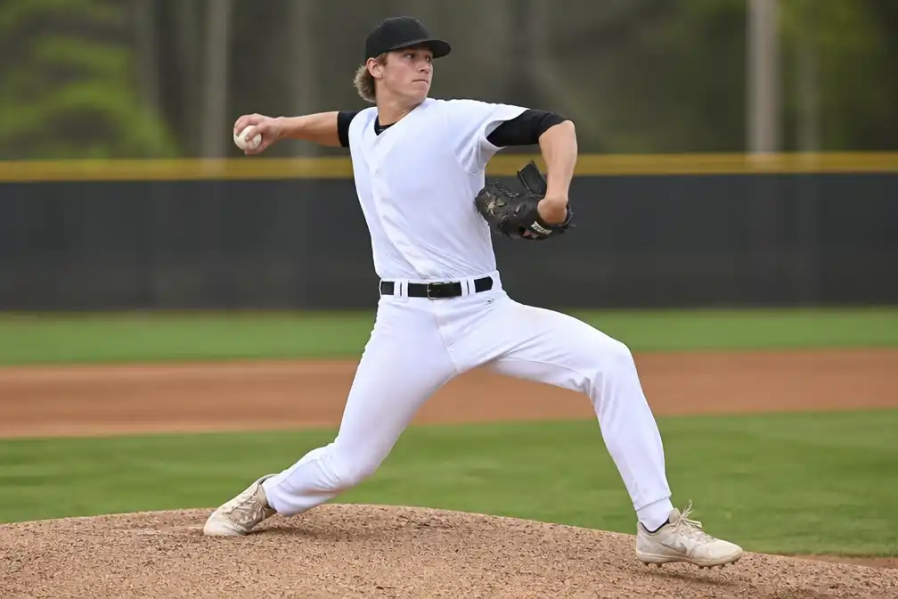 Pitcher Finn Kops moest rib laten verwijderen na tintelingen en flauwvallen