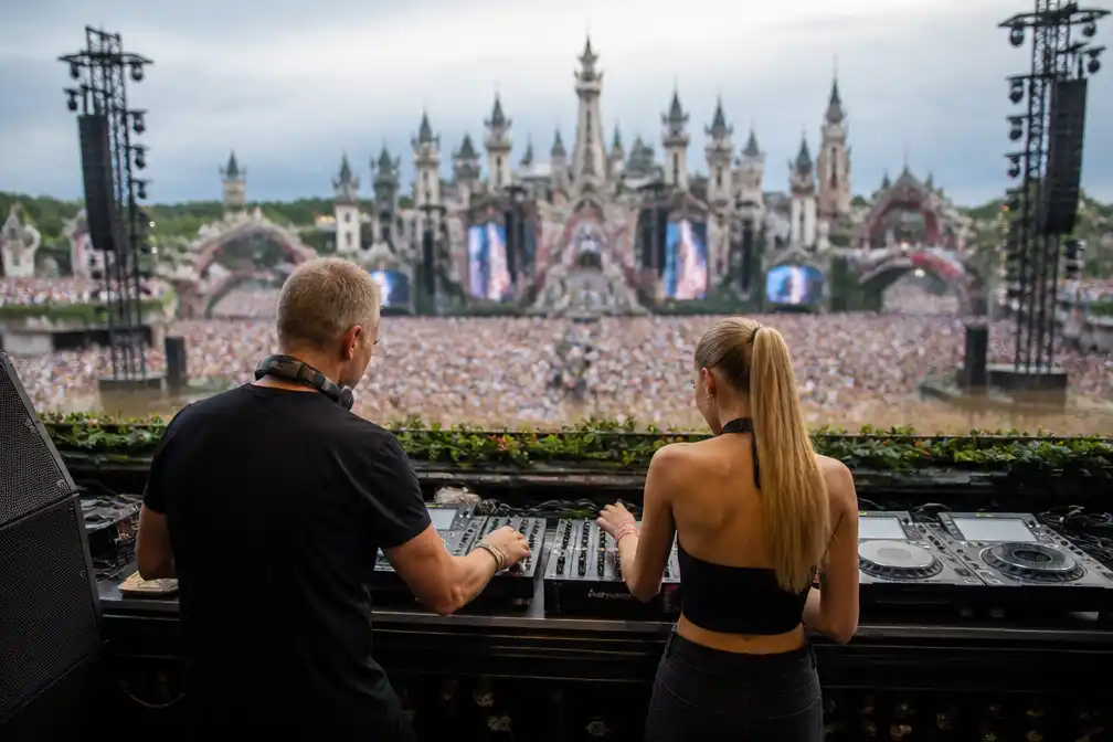 Vader en dochter Joeri en Amber Broos voor het eerst samen op Tomorrowland-podium