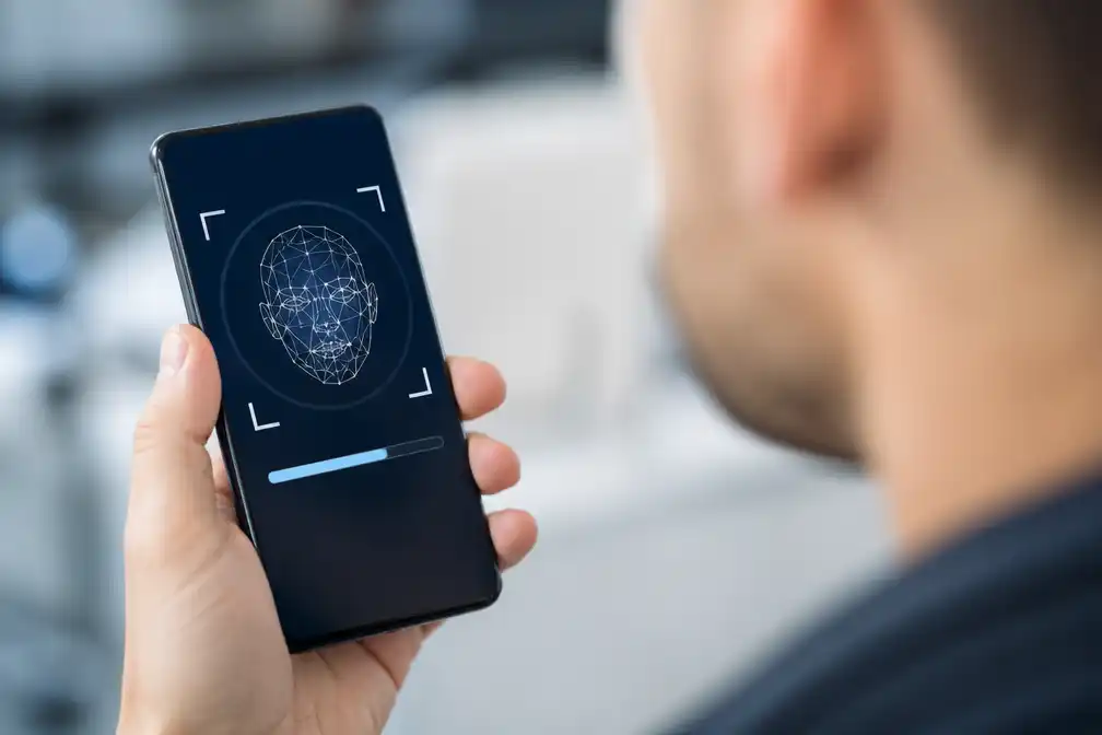 Nederlandse toezichthouder: telefoonmakers moeten falende gezichtsherkenning repareren, niet alleen waarschuwen