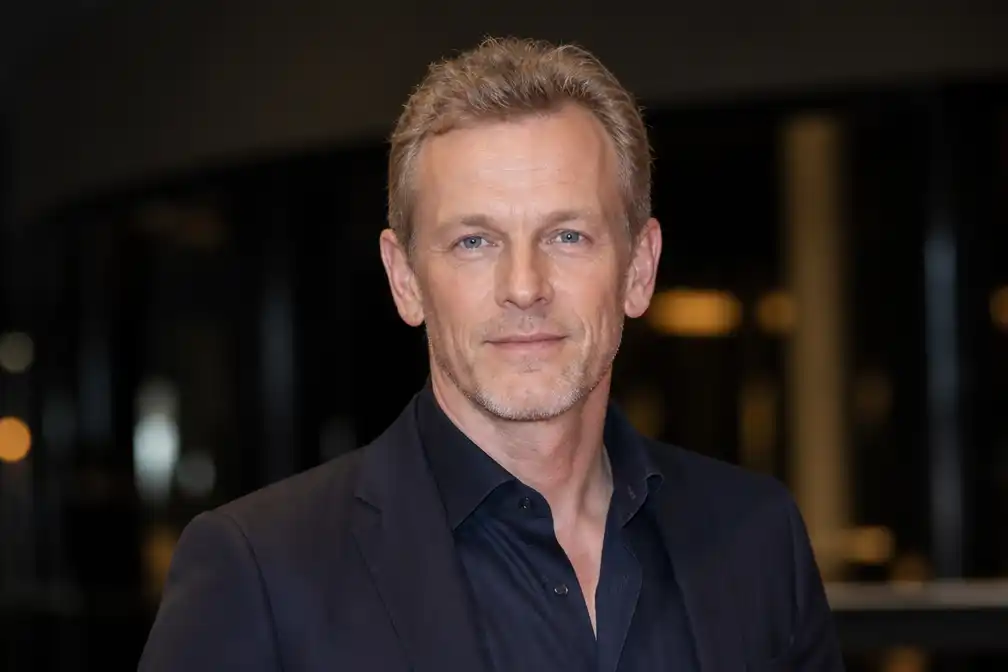 Barry Atsma krijgt eigen serie 'Sex en de Vinex' bij Videoland