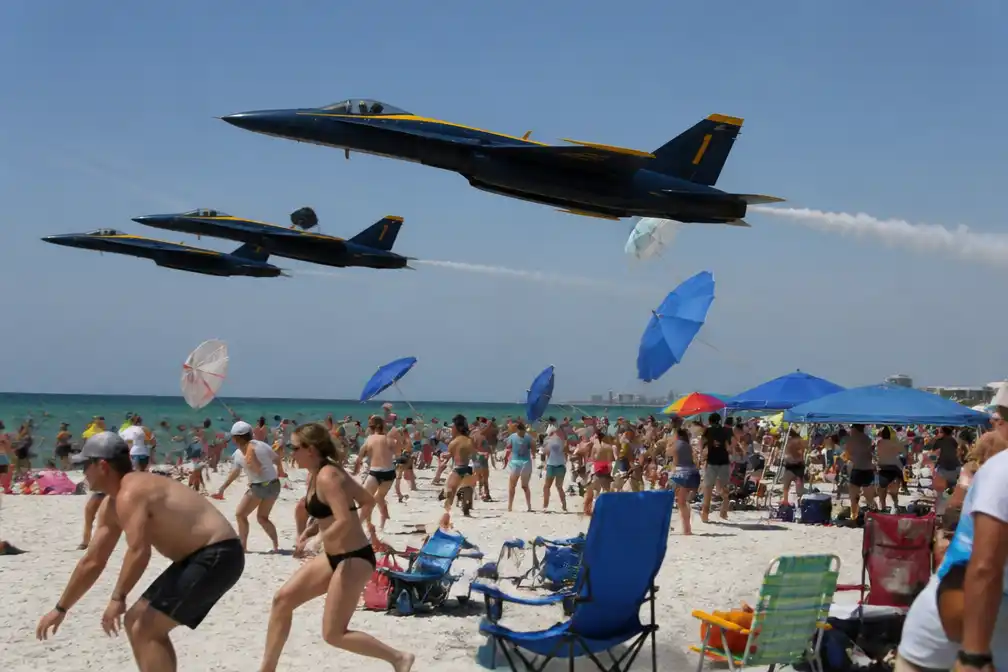 Laagvliegende Blue Angels veroorzaken paniek op strand Pensacola
