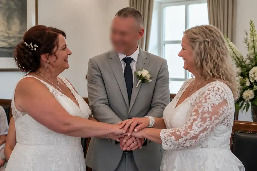 Driepersoonshuwelijk in Lopikerkapel: Natasja, Erik en Berlinda getrouwd
