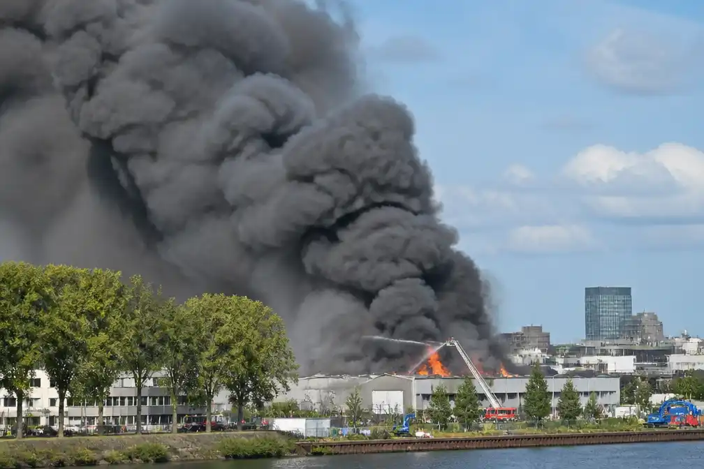 Grote brand in loods Amsterdam-Oost, mogelijk explosie, zegt politie