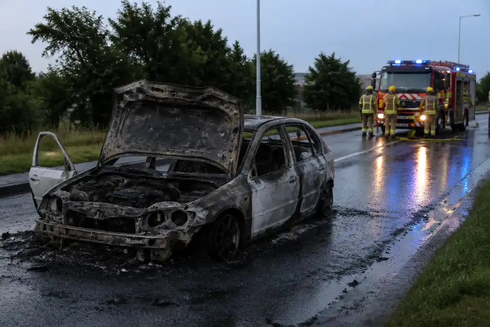 Wagen volledig uitgebrand in Oostende, bestuurder ontsnapt ongedeerd