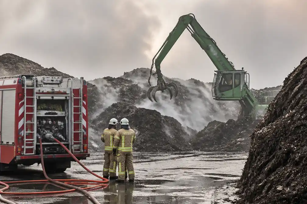 Smeulbrand in composthoop bij Revabo in Willebroek duurt voort