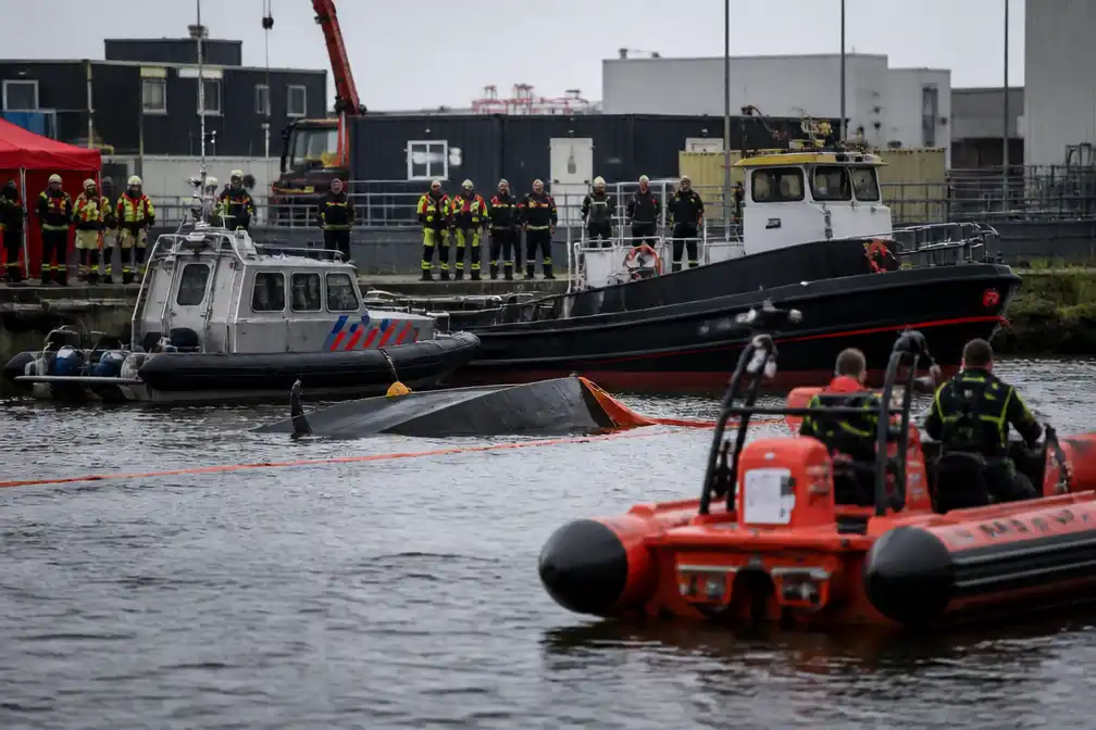 Duwboot gezonken in Coenhaven Amsterdam, berging gestart