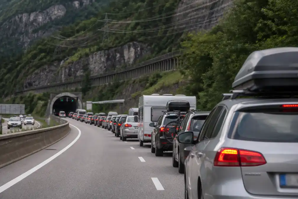 Twintig kilometer file aan Zwitserse Gotthardtunnel: ruim drie uur wachten