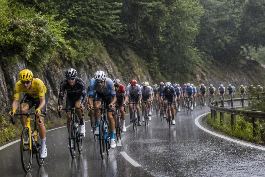 Tourpeloton begint zware bergetappe in de Vogezen onder regen