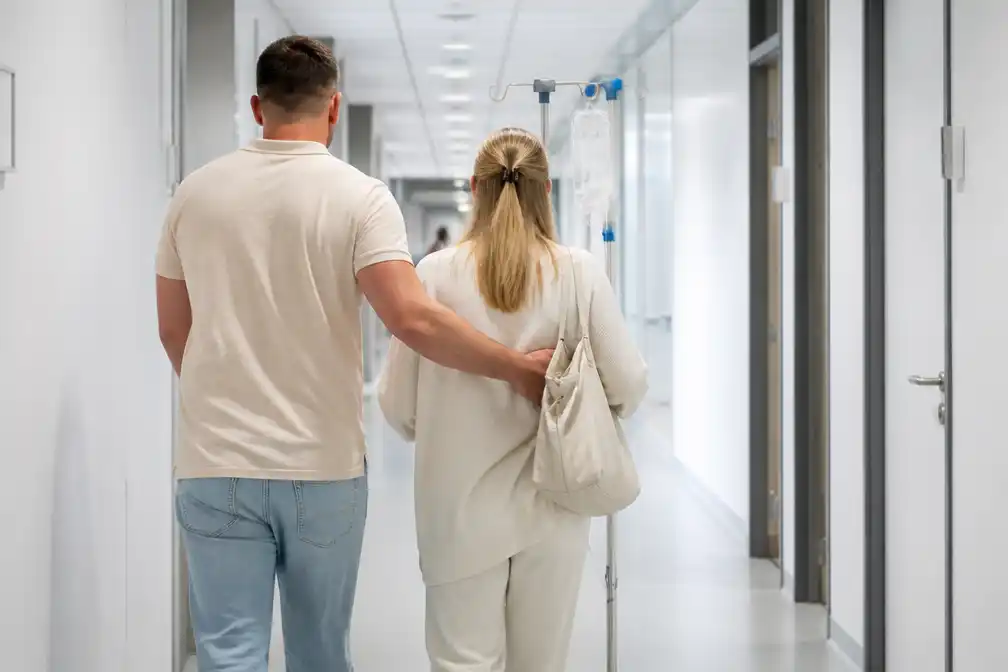 Vriendin van Mick Harren na bevalling uit ziekenhuis ontslagen