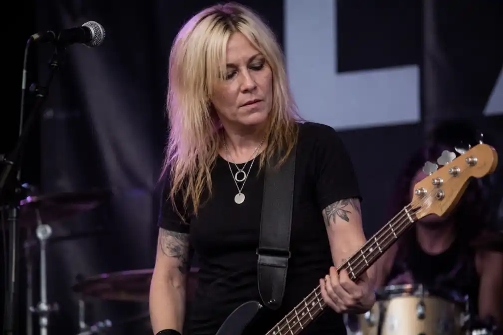 L7-bassiste Jennifer Finch (59) overleden aan hersenkanker