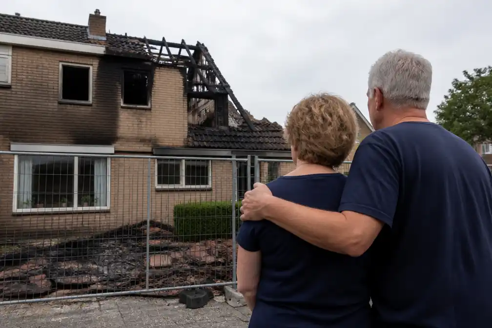 Blikseminslag en brand maken woning Waalwijk onbewoonbaar; koppel boos over aanbod daklozenopvang
