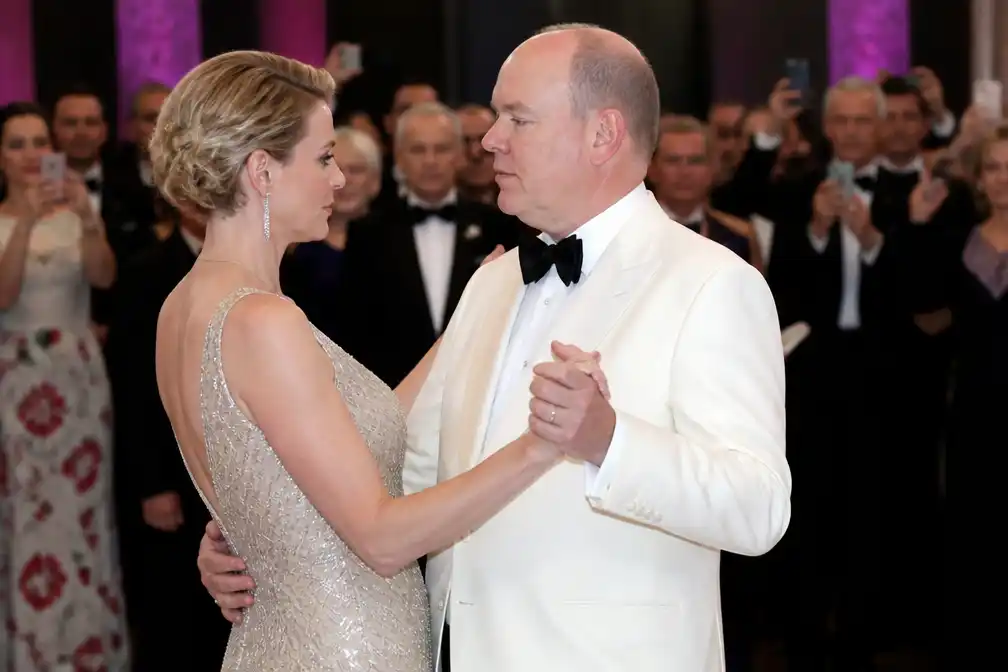 Stijve dans prins Albert en prinses Charlène bij Rode Kruis-bal baart zorgen