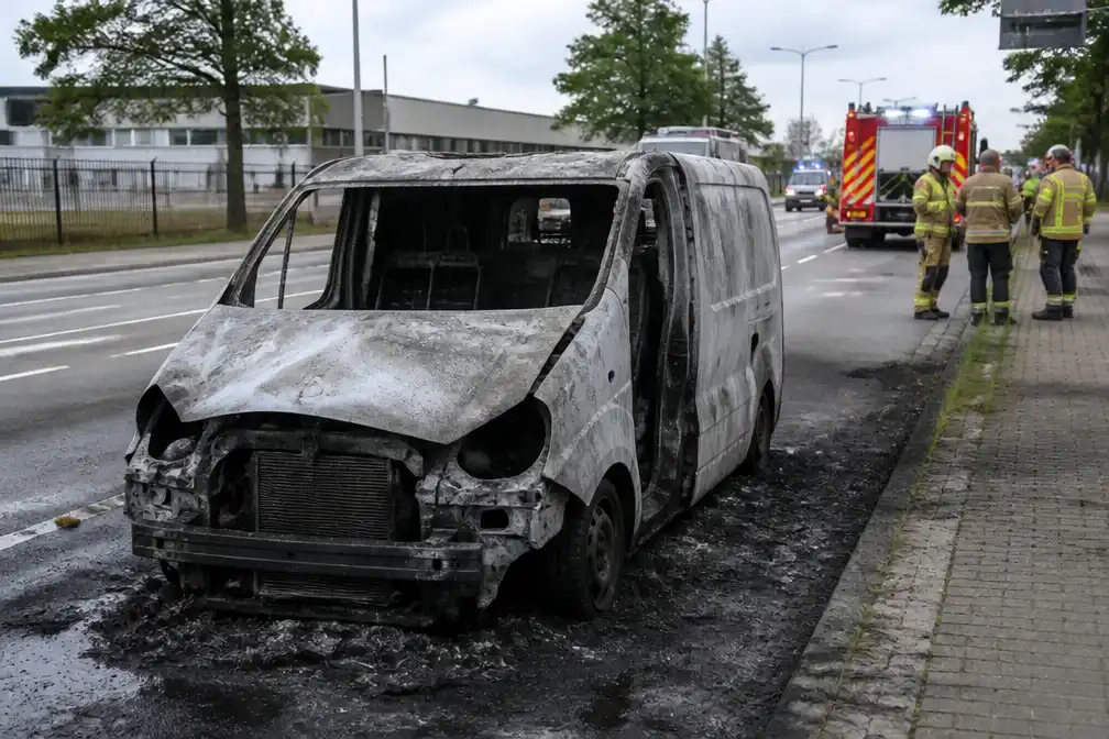 Bestelwagen volledig uitgebrand op Harensesteenweg in Vilvoorde, deskundige aangesteld