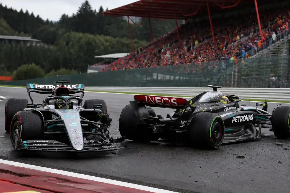 George Russell valt uit in GP België na botsing met Lewis Hamilton