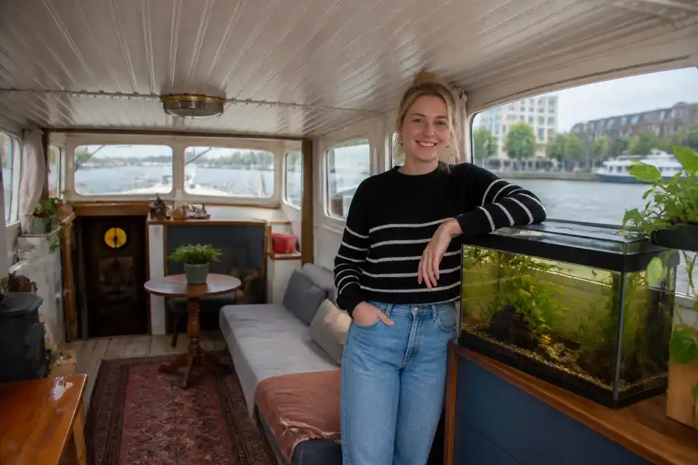 Nederlandse koopt vrachtschip voor 72.000 euro en woont erin