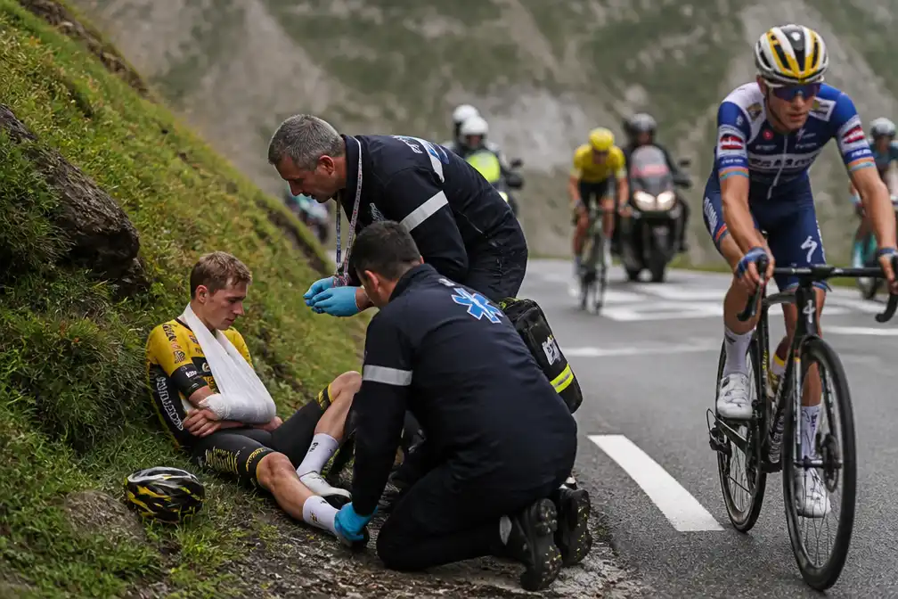 Vingegaard valt uit in Tour de France; Evenepoel wint en hekelt ‘inhumane’ dopingcontrole